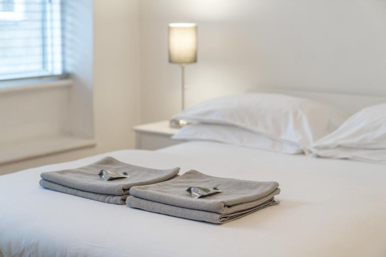 Soho & Covent Garden Apartment, Sleeps 3 London Eksteriør billede